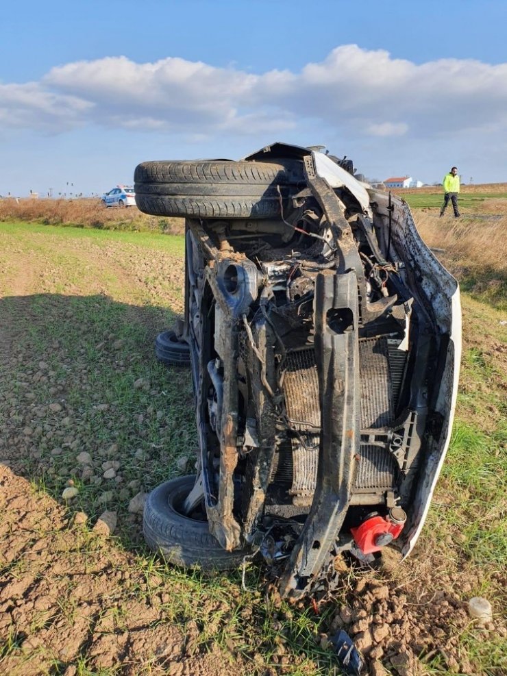 Tekirdağ’da otomobil tarlaya uçtu: 3 yaralı