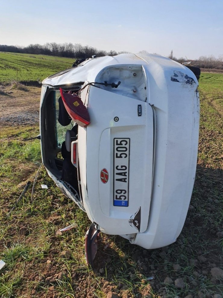 Tekirdağ’da otomobil tarlaya uçtu: 3 yaralı