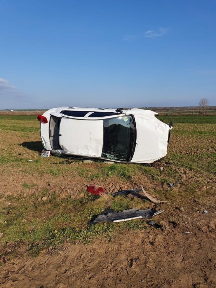 Tekirdağ’da otomobil tarlaya uçtu: 3 yaralı