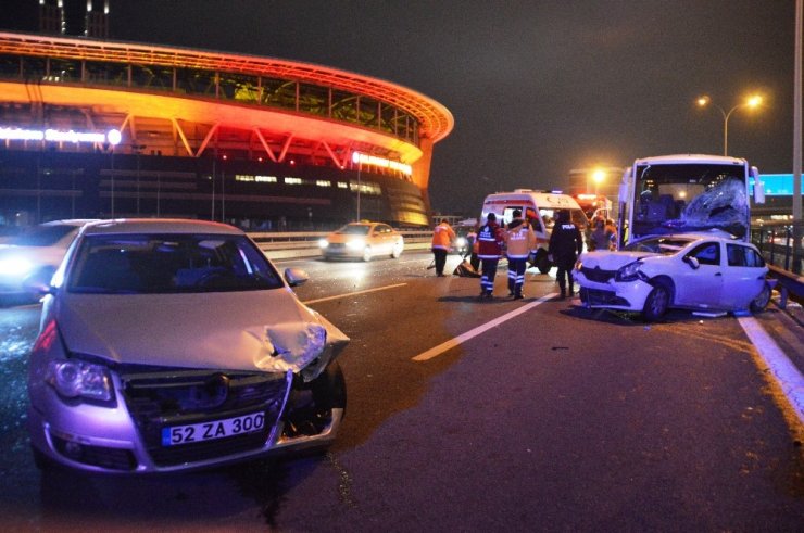 TEM Otoyolu’nda 6 aracın karıştığı zincirleme kaza: 10 yaralı