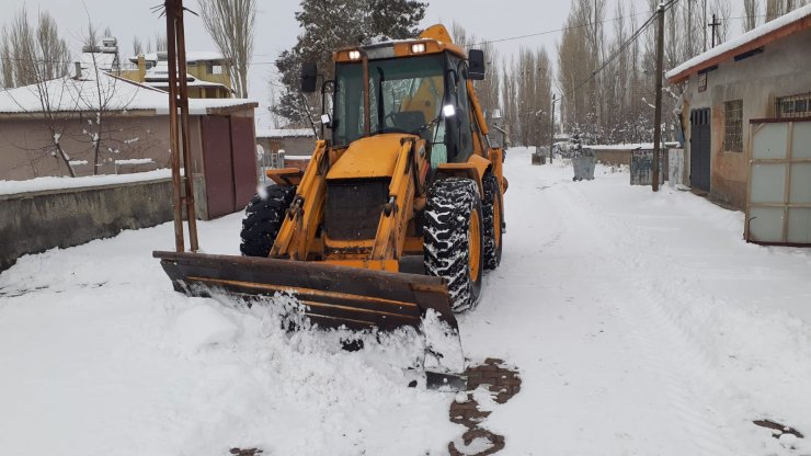 Ulaş'ta karla mücadele çalışmaları sürüyor