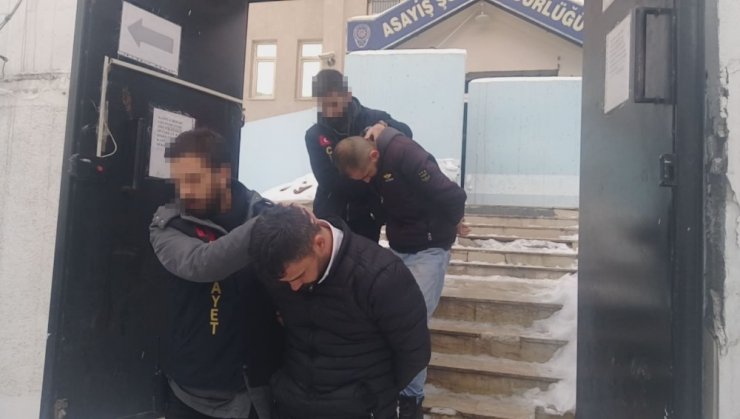Girdikleri ikametteki şahısları darp edip paralarını gasp eden 3 kişi tutuklandı