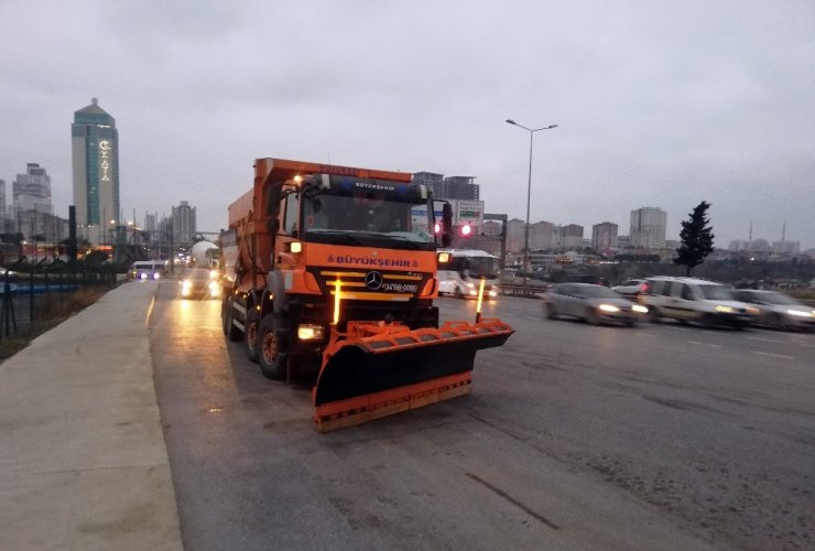 İstanbul’da kar küreme araçları yollara çıktı