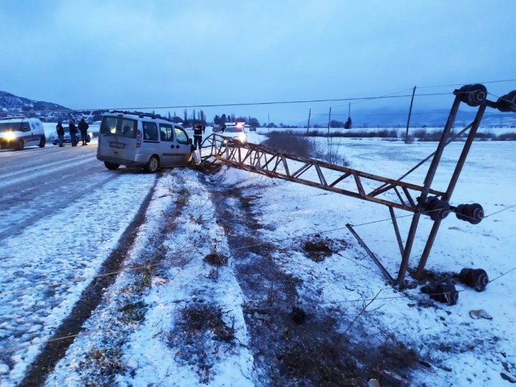 Yaşanan trafik kazası sonrası 7 köy elektriksiz kaldı, yol ulaşıma kapandı