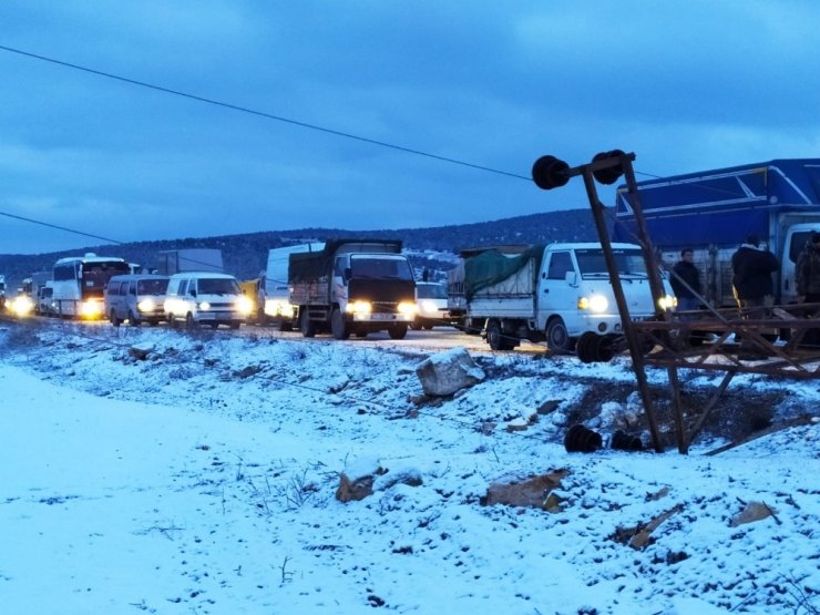 Yaşanan trafik kazası sonrası 7 köy elektriksiz kaldı, yol ulaşıma kapandı