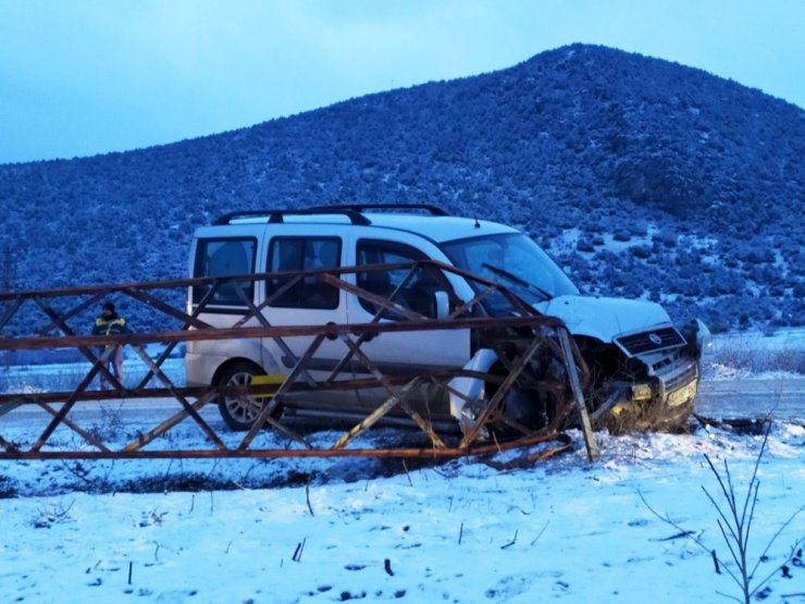 Yaşanan trafik kazası sonrası 7 köy elektriksiz kaldı, yol ulaşıma kapandı