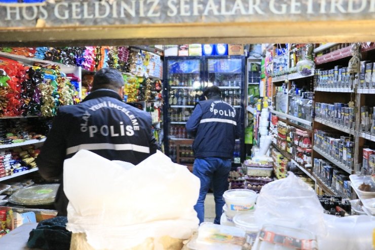 Tabancasıyla oynayan kişi kazara kendini vurdu