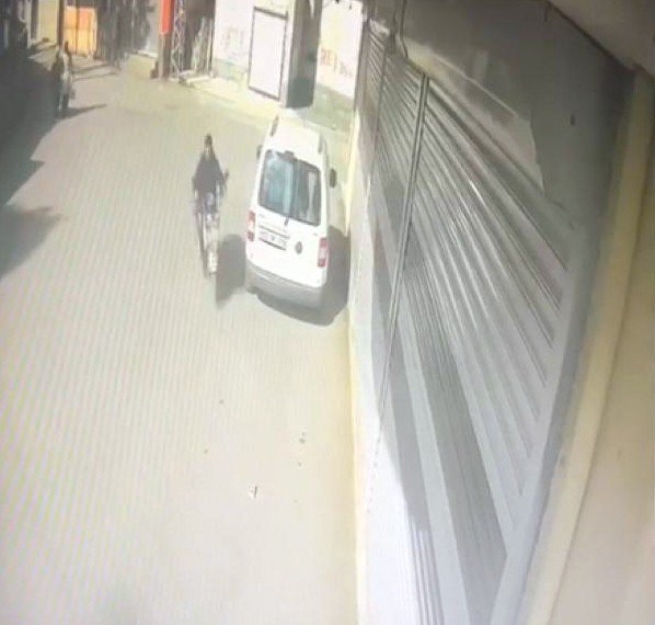 Paketçi kapkaççıyı bisikleti ele verdi