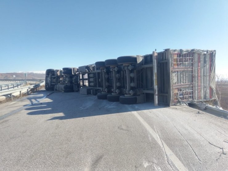 Dinar’da kontrolden çıkan tır bariyerlere çarparak durabildi: 2 yaralı