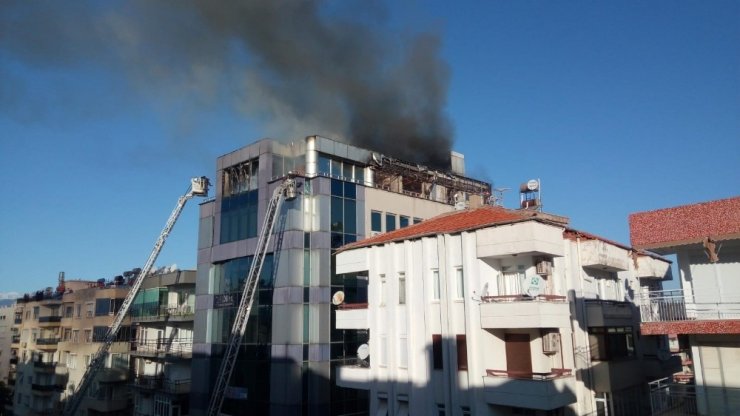Antalya’da iş merkezinde korkutan yangın (1)