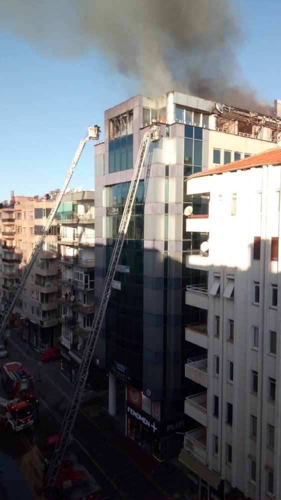 Antalya’da iş merkezinde korkutan yangın (1)