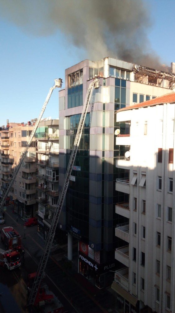 Antalya’da iş merkezinde korkutan yangın (1)