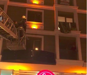 Polisin kumar baskınında panikledi, balkonda mahsur kaldı