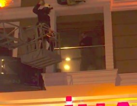Polisin kumar baskınında panikledi, balkonda mahsur kaldı