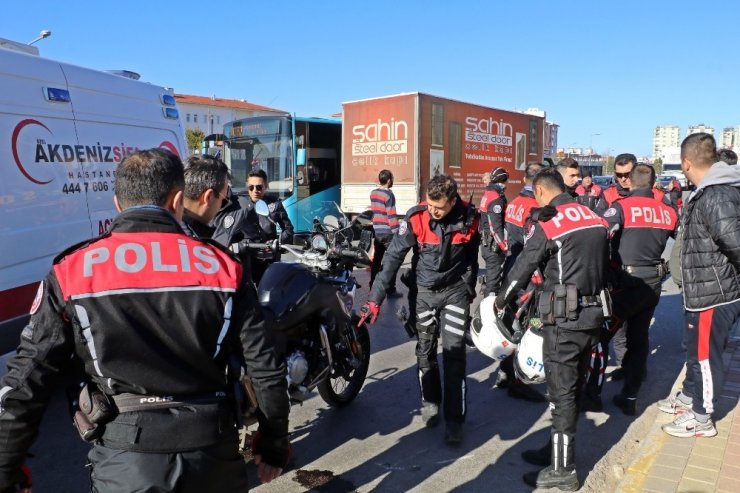 Antalya’da trafik kazasında 2 polis memuru yaralandı