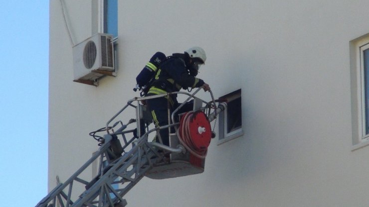 Bir merdiven hem mahalleyi elektriksiz bıraktı hem elektronik eşyaları yaktı