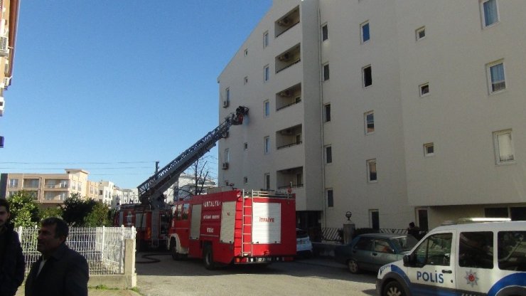 Bir merdiven hem mahalleyi elektriksiz bıraktı hem elektronik eşyaları yaktı