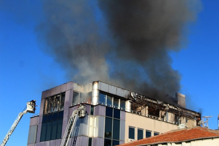 İş merkezindeki korkutan yangın kontrol altına alındı