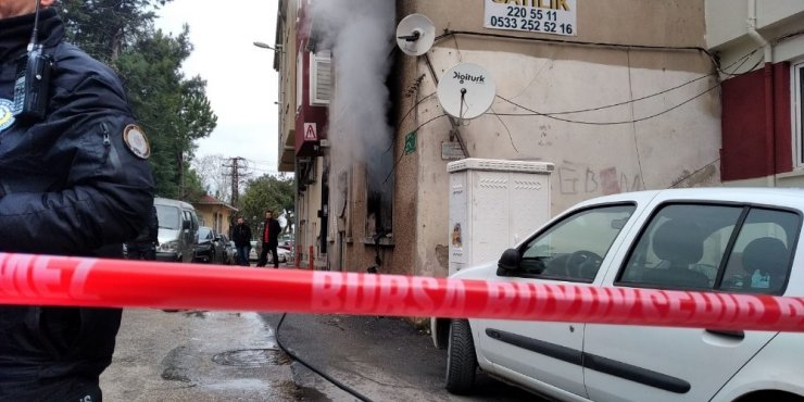 Satılığa çıkarılan müstakil ev alev alev yandı