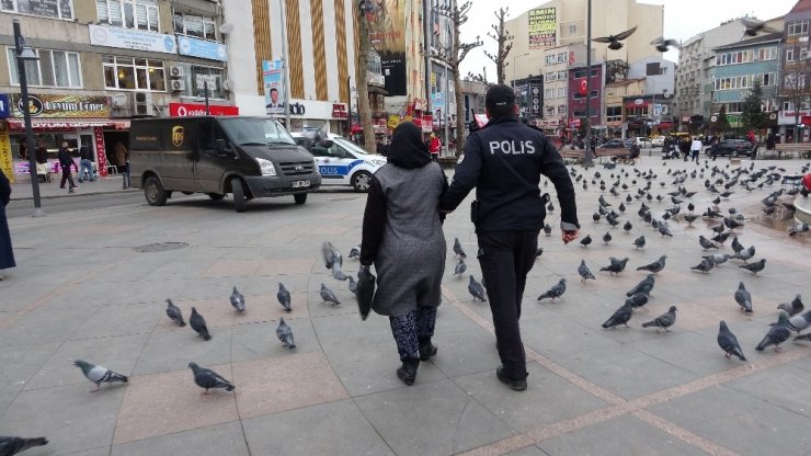 Yaşlı annesinin cüzdanını çaldığını öne sürdüğü kadını böyle yakaladı