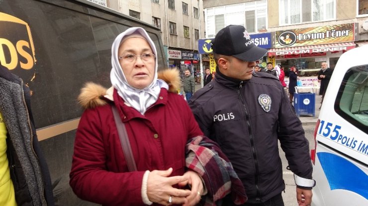 Yaşlı annesinin cüzdanını çaldığını öne sürdüğü kadını böyle yakaladı