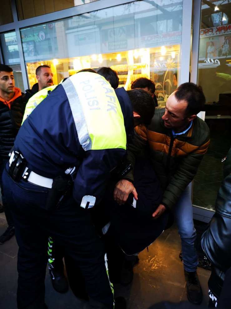 Erzincan'da kadın giysili şüphelinin silahlı soygun girişimi anı güvenlik kamerasına yansıdı