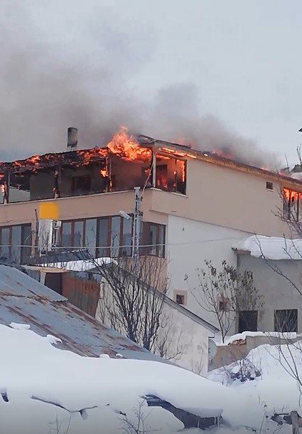 Evde çıkan yangın köyde korkuya neden oldu