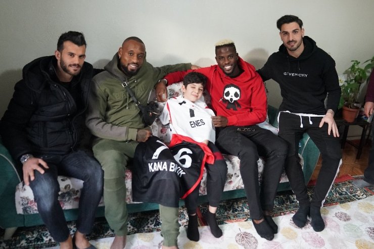 Gaziantep FK futbolcuları Enes’in hayalini gerçekleştirdi