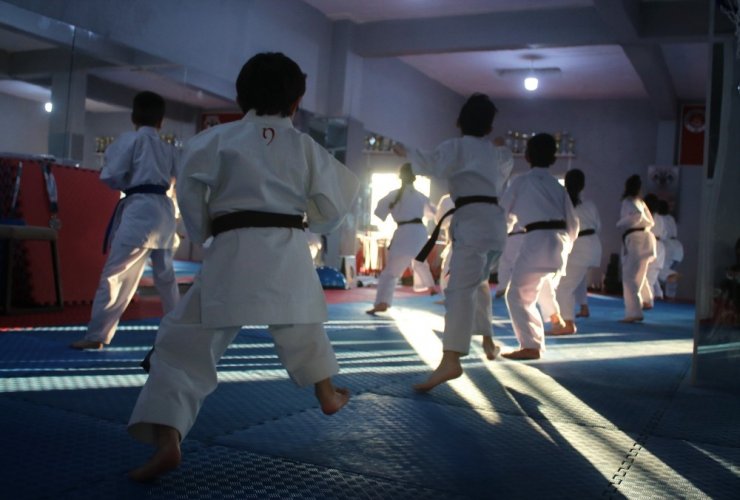 30 karateciden 27’si madalya kazanarak rakiplerine fark attı