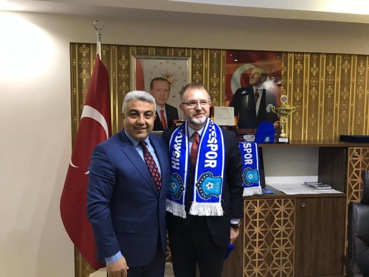 Hisarcık Belediyespor’un satışa sunduğu atkı ve bereler ilgi görüyor
