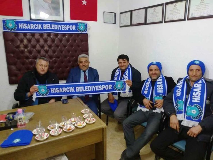 Hisarcık Belediyespor’un satışa sunduğu atkı ve bereler ilgi görüyor