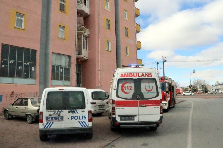 Balkonda çıkan yangını itfaiye ekipleri söndürdü