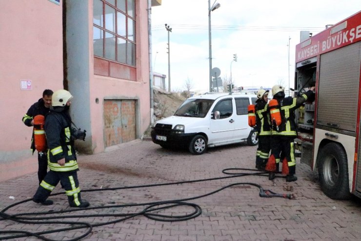 Balkonda çıkan yangını itfaiye ekipleri söndürdü