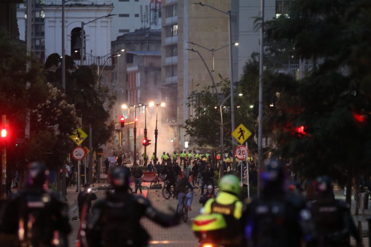 Kolombiya'da genel grev protestolarında göstericilerle polis çatıştı