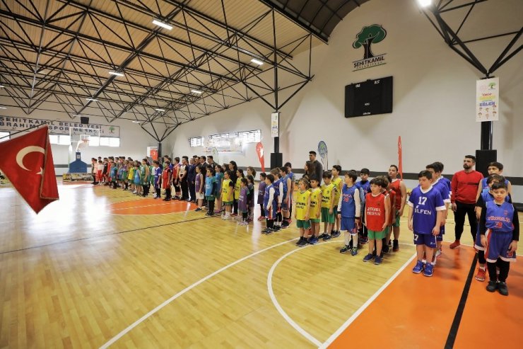 Yıldız basketbolcular Şehit Kamil’i andı