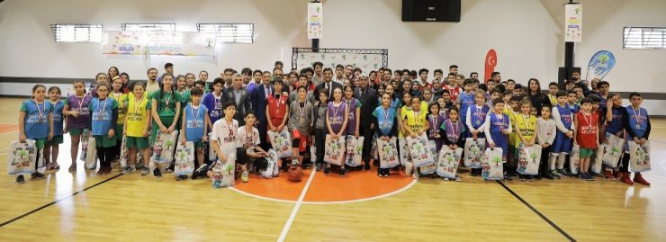 Yıldız basketbolcular Şehit Kamil’i andı