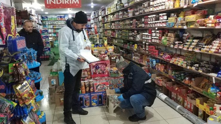 Hırsız, karakolun yakındaki marketi soydu