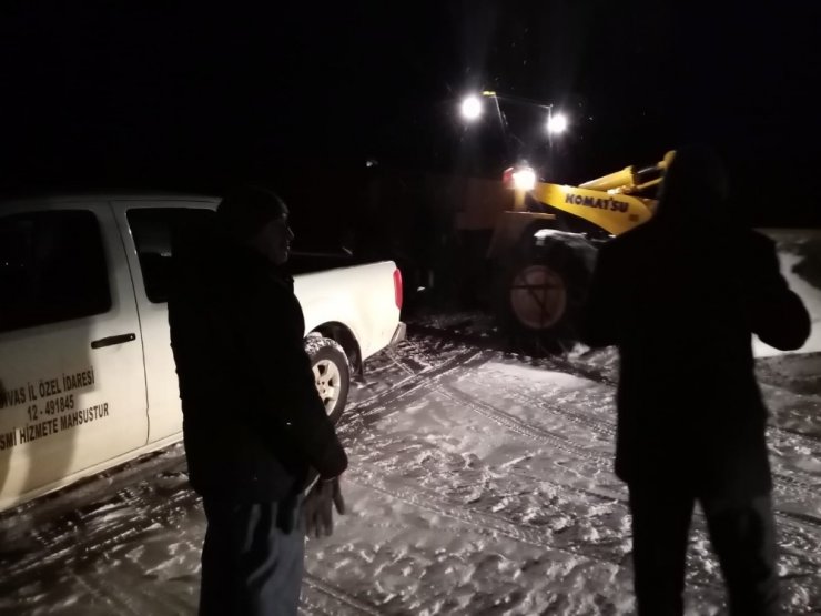 Sivas’ta traktörün devrilmesiyle mahsur kalan 3 kişi kurtarıldı