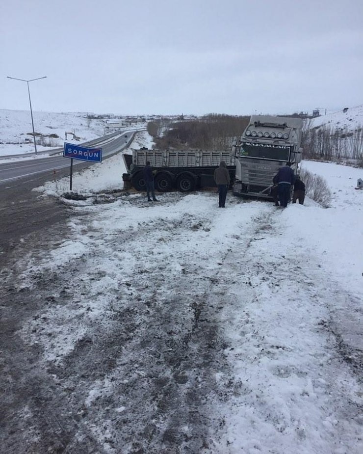 Sorgun’da karla kaplı yolda savrulan tır kameralara yansıdı