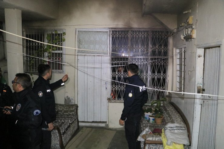 Evini yaktı, içeride elindeki bıçakla polis ve itfaiyenin girmesine engel oldu