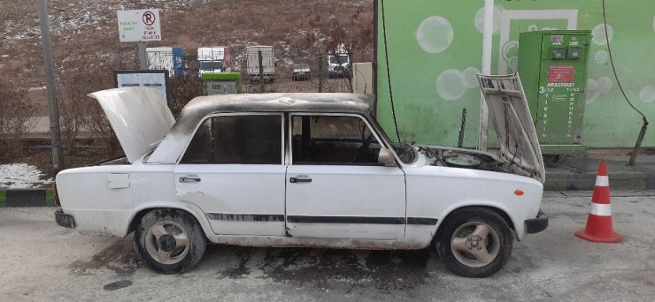 Akaryakıt istasyonunda gaz alan araç patladı, sürücü yaralandı