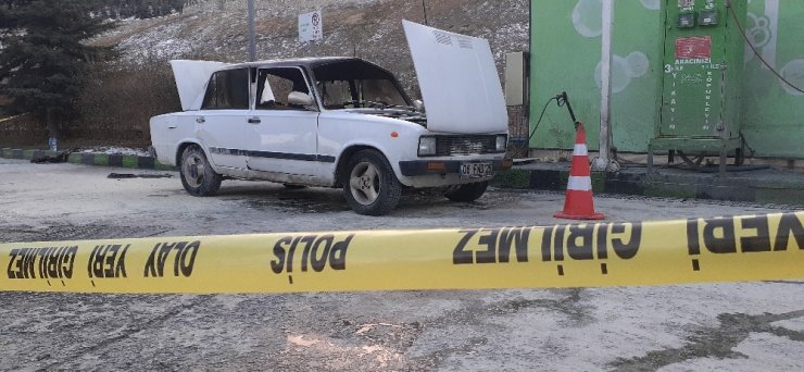 Akaryakıt istasyonunda gaz alan araç patladı, sürücü yaralandı