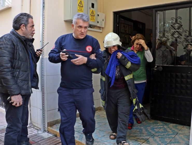 Yangına evde tek başına yakalanan yaşlı kadın, itfaiyeci kıyafetiyle kurtarıldı