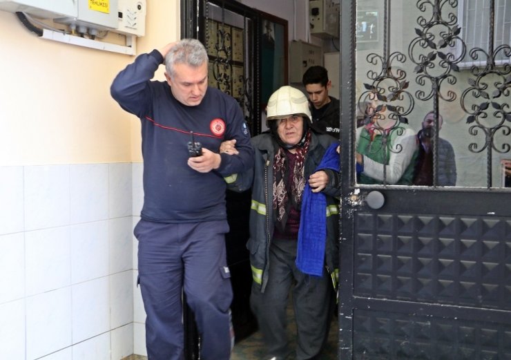 Yangına evde tek başına yakalanan yaşlı kadın, itfaiyeci kıyafetiyle kurtarıldı