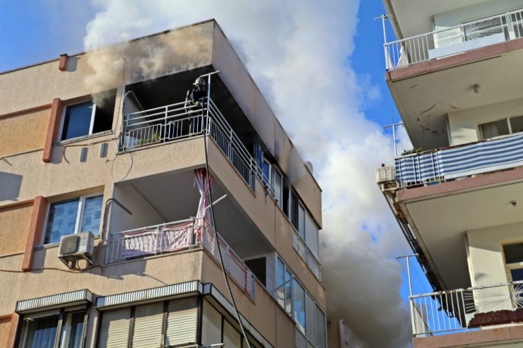 Yangına evde tek başına yakalanan yaşlı kadın, itfaiyeci kıyafetiyle kurtarıldı