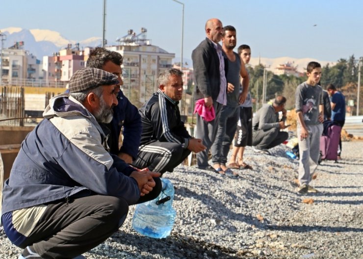 İnşaat işçileri paralarının yanışını izledi