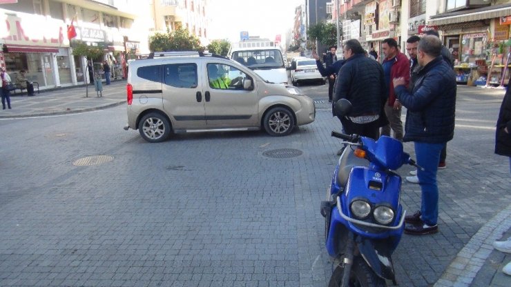 Kasksız motosiklet sürücüsü ölümden döndü