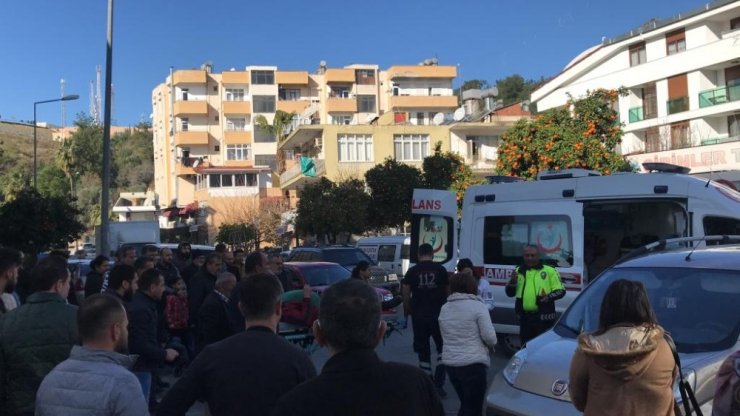 Kasksız motosiklet sürücüsü ölümden döndü