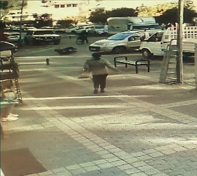 Kasksız motosiklet sürücüsü ölümden döndü