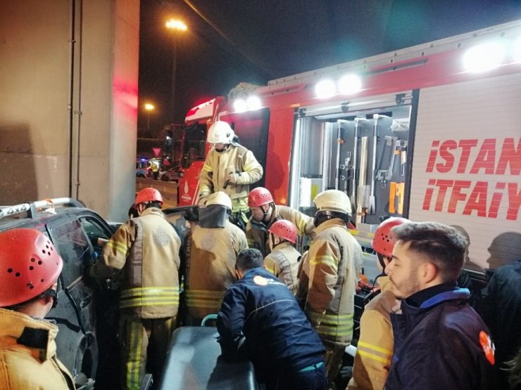 Ehliyetsiz sürücü kaçırdığı otomobille köprü ayağına çarptı